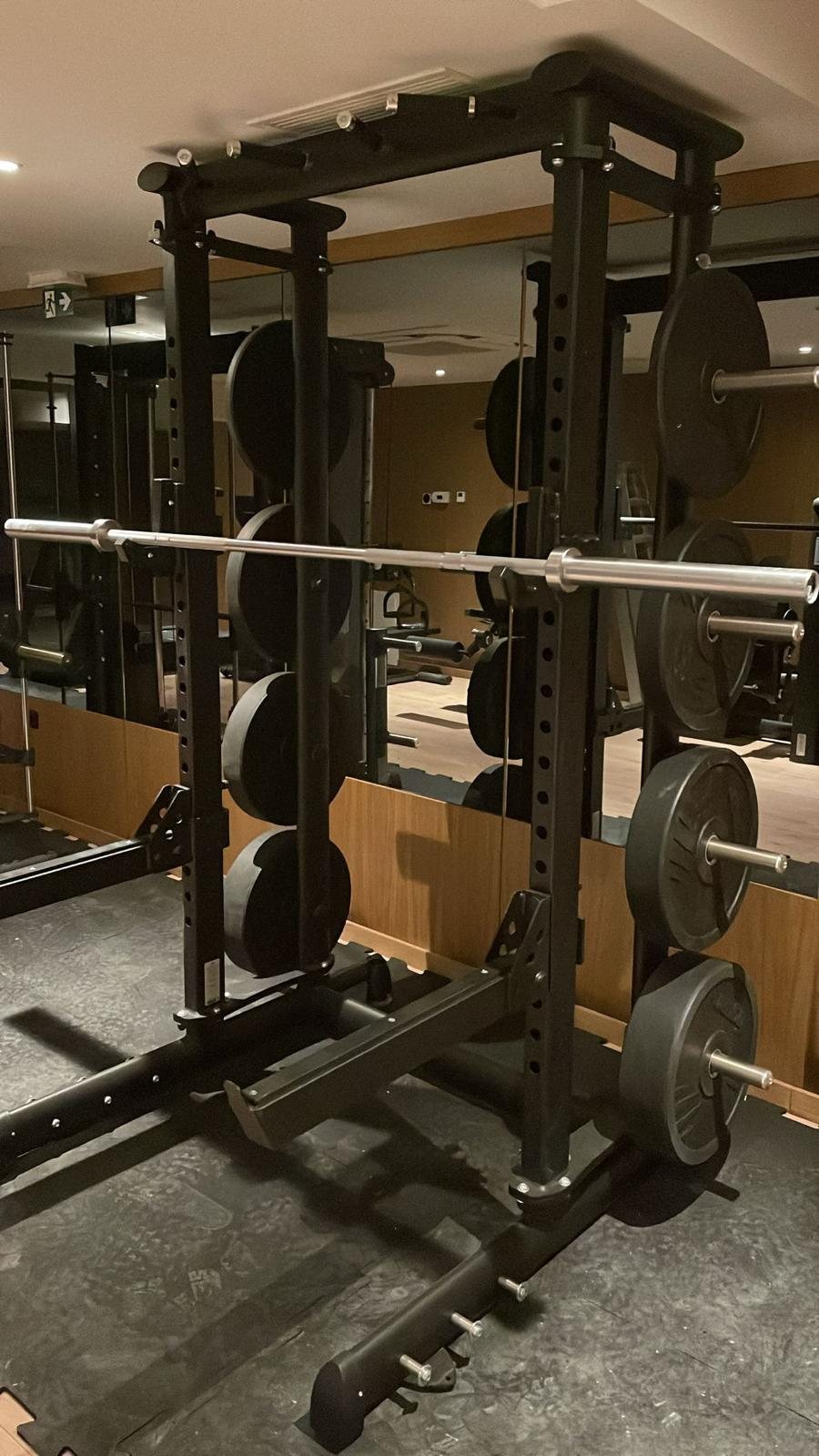 Zona slobodnih utega u hotelskom fitnessu